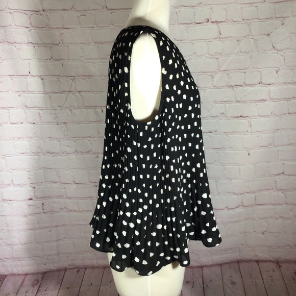 Banana Republic Black and White Pleated Flowy Sleeveless Top - Size Small - Picture 3 of 6